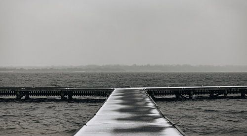 Besneeuwde steiger Veerse Meer