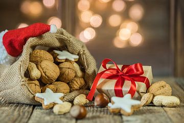 Weihnachtsmann-Sack mit Nüssen, Keksen, Weihnachtsgeschenk von Alex Winter