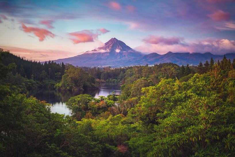 Nieuw-Zeeland Lake Mangamahoe met Mount Taranaki van Jean Claude Castor