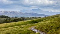 Wandelen in het landschap bij Elgol op Skye van Rob IJsselstein thumbnail