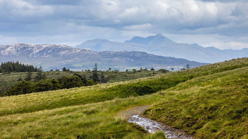 Wandelen in het landschap bij Elgol op Skye van Rob IJsselstein