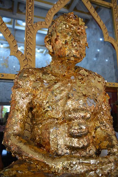 Buddha Boeddha met bladgoud Wat Chalong tempel Phuket van My Footprints
