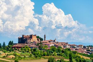 Das Dorf Montemagno Monferrato und sein Schloss unter dramatischen Wolken