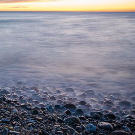 Zee en strand en zonsondergang sur Pureframed Photos
