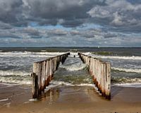 Strandfoto met golfbreker