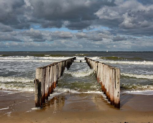 Strandfoto met golfbreker