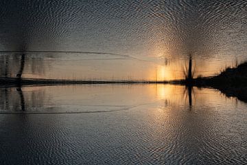 Reflectie van zonlicht en bomen in het water 2 van Heidemuellerin