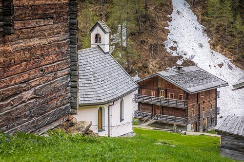 Oberstalleralm hutten (1.870 m) met beschermengel kapel in de Villgratental vallei