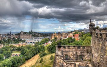Regen boven Edinburgh van Jan Kranendonk