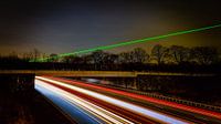 Laserlicht boven de snelweg. Long exposure opname van Twan van den Hombergh thumbnail