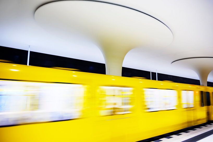 Gelbe U-Bahn Berlin von Maerten Prins