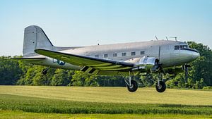 Eine Douglas C-47B Skytrain bei der Landung.