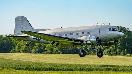 Landende Douglas C-47B Skytrain.
