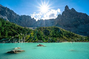 imposantes Bergmassiv am Lago del Sorapiss von Leo Schindzielorz
