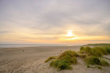 Lever de soleil dans les dunes de l'île de Texel dans la région de la mer des Wadden sur Sjoerd van der Wal Photographie