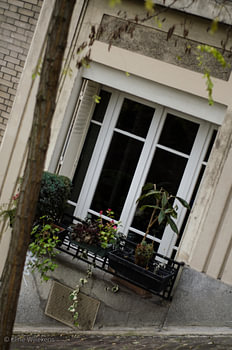 Schiefe Häuser in den abschüssigen Straßen von Paris