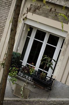 Scheve huizen in de schuine straten van Parijs van Eline Willekens