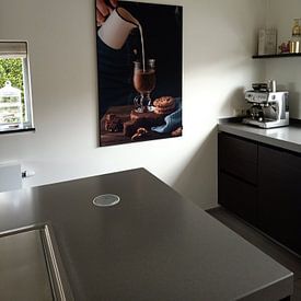 Photo de nos clients: Femme versant du lait dans un verre avec du café par Iryna Melnyk, sur artframe