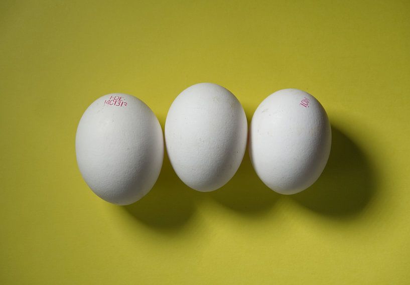 3 weisse Bioeier auf gelbem Hintergrund von Wolfgang Unger