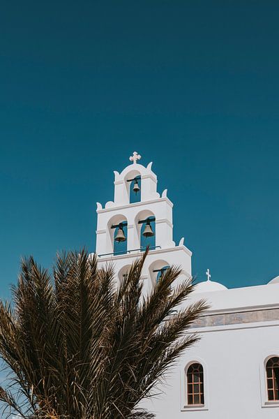 Orthodoxe kerk in Oia, Santorini Griekenland van Manon Visser