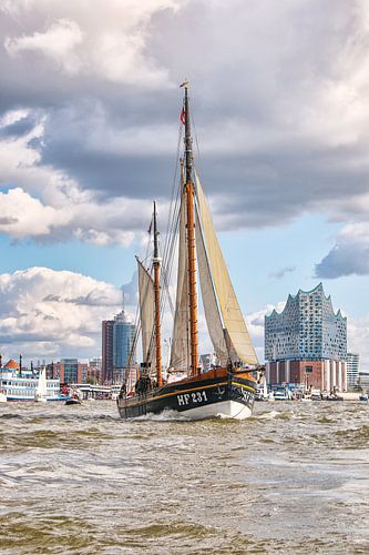 Hamburg - Bateau traditionnel devant la salle philharmonique de l'Elbe