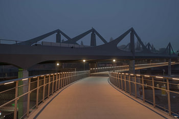 Paralell verlaufende Brücke bei Nacht