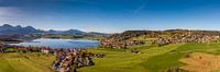 Luchtpanorama van Hopfensee met Alpen en blauwe lucht op de achtergrond