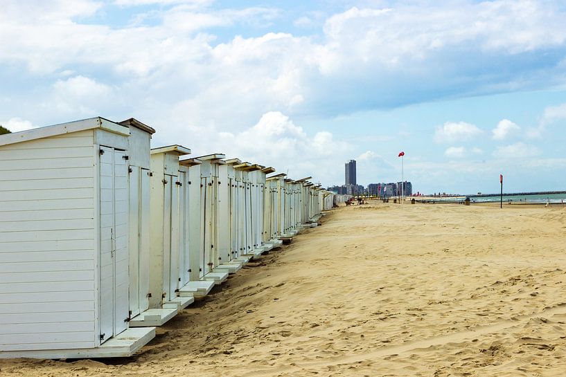 Weiße Strandhäuser an der belgischen Küste bei Bredene von Edith Keijzer