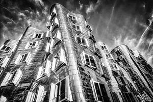 Gehry Bauten im Medienhafen in Düsseldorf in schwarz-weiss