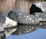 Landschaft mit Steinen im Wasser von Mieneke Andeweg-van Rijn Miniaturansicht