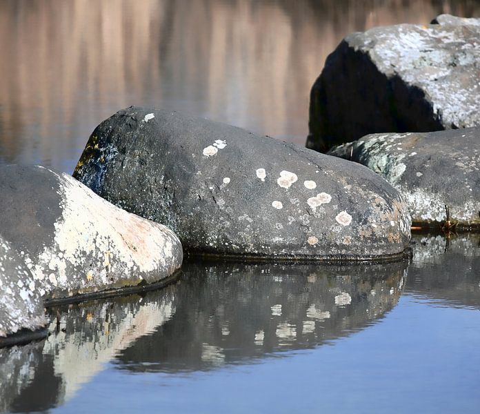 Landschaft mit Steinen im Wasser von Mieneke Andeweg-van Rijn