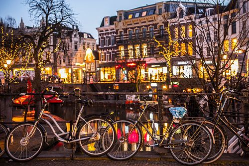 Fietsen aan de Oudegracht in Utrecht