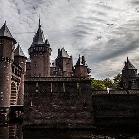 Kasteel de haar met dreigende wolken van Ferry Stelte