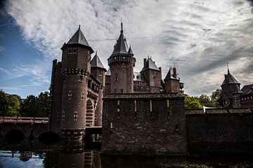 Kasteel de haar met dreigende wolken