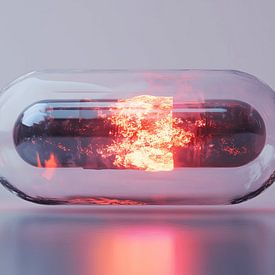 De Rode Kern van Fusie in een Pil van Surreal Media