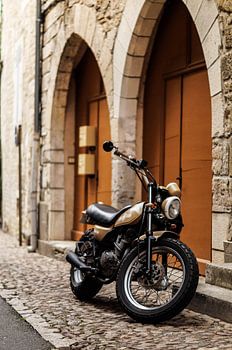 Oude motor past perfect in dit straatje