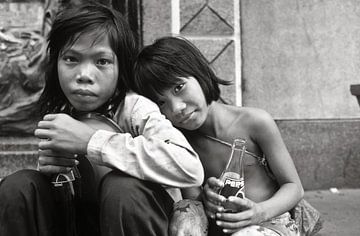 Zusters uit Cambodja in de straten van Saigon