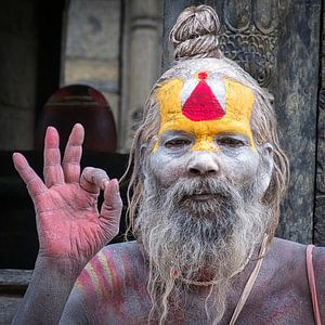 Een sadhoe voor de tempel in Nepal
