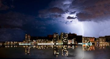 Skyline von Almere mit Blitzeinschlag in die Stadt.