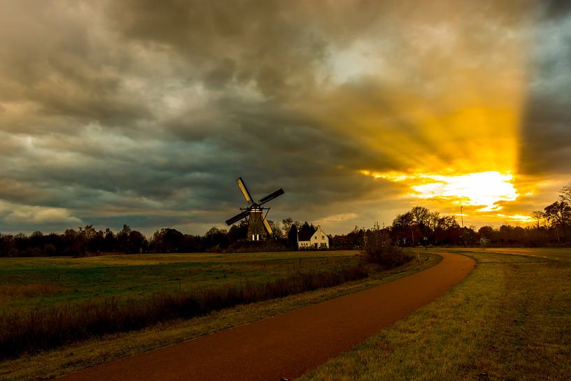 Schemerlicht op een windmolen van Brian Morgan