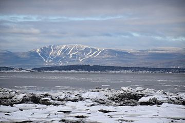 Uitzicht op de Mont Sainte-Anne in de winter van Claude Laprise