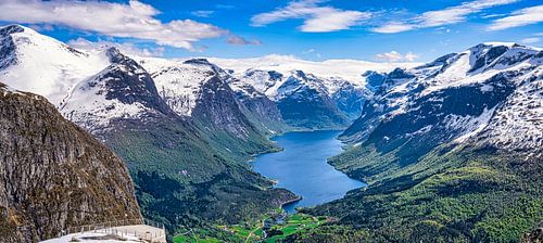 Uitzicht op Noorse fjorden vanaf Mount Hoven, Noorwegen