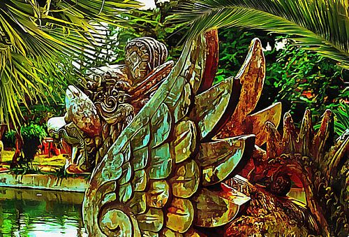 Statue de Garuda dans un jardin balinais