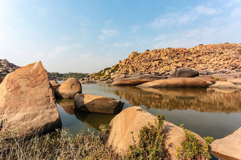 Hügel aus großen Felsen entlang des Chakrairtha-Sees in Hampi, Karnataka, Südindien, Asien von WorldWidePhotoWeb