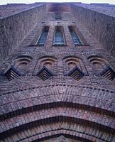 Bakstenen kerktoren van de Sint-Adrianuskerk  te Elsene, Brussel, België.  Zicht van beneden naar bo