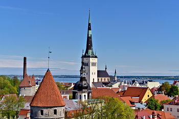 Vue depuis le Domberg sur la vieille ville de Tallinn - Estonie