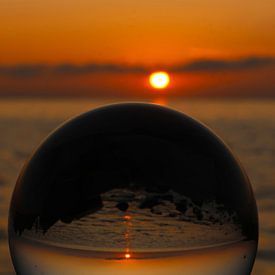 Coucher de soleil capturé - Réflexion abstraite sur Louise Riethoff