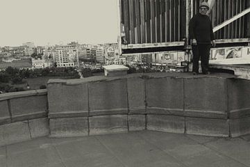 Man op het dak van Olli Boehm