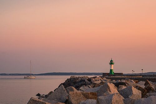 Vuurtoren op de pier van Sassnitz op het eiland Rügen in de avond