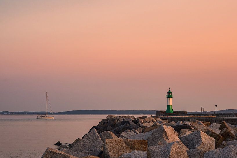 Leuchtturm auf der Mole von Sassnitz auf der Insel Rügen am Abend von Rico Ködder